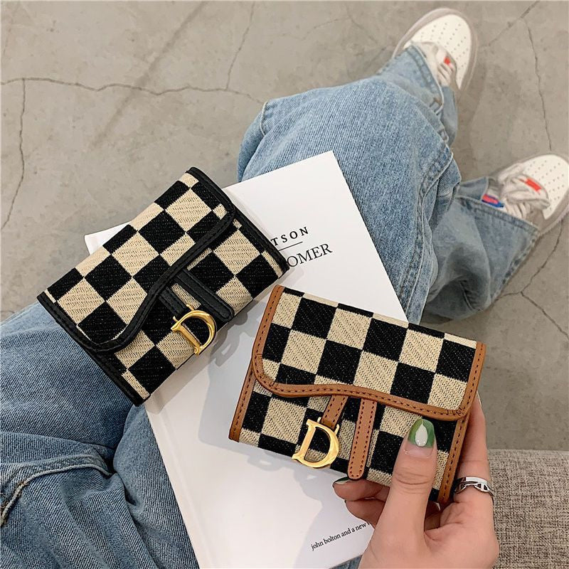 Porte-cartes avec motif en damier et design en forme de lettre D