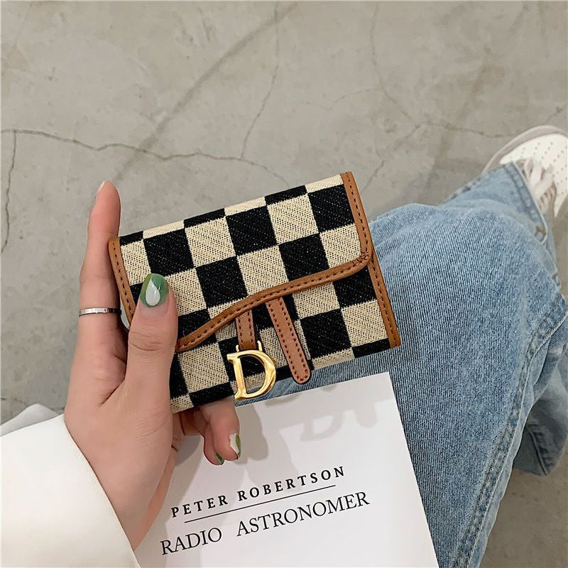 Porte-cartes avec motif en damier et design en forme de lettre D