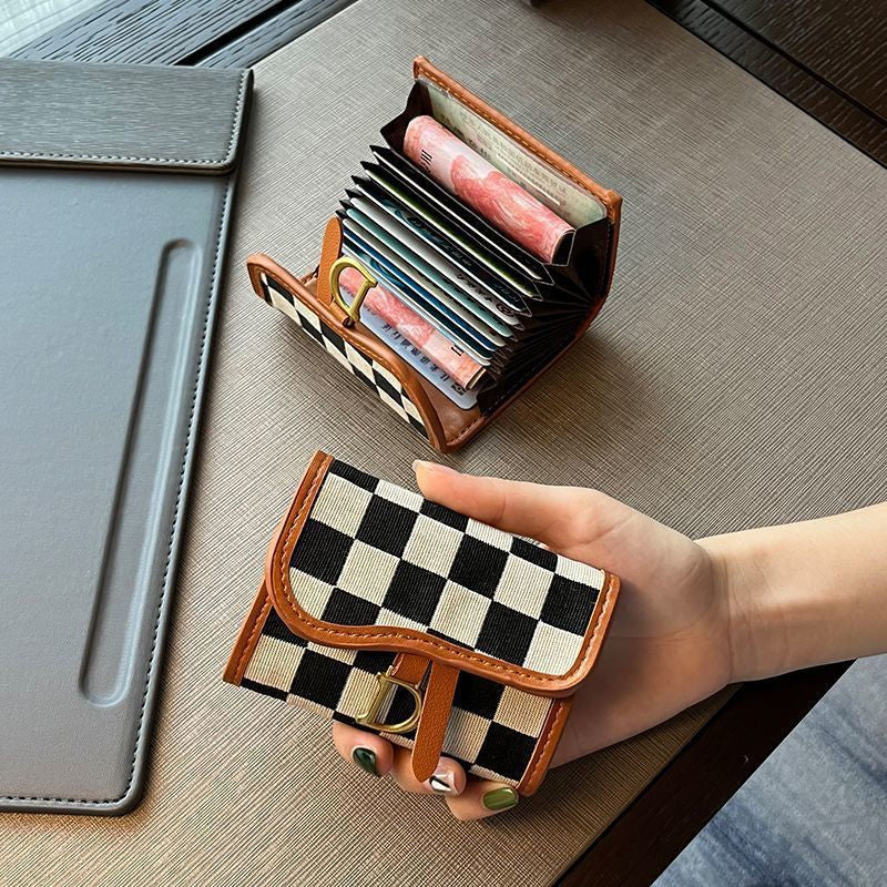 Porte-cartes avec motif en damier et design en forme de lettre D