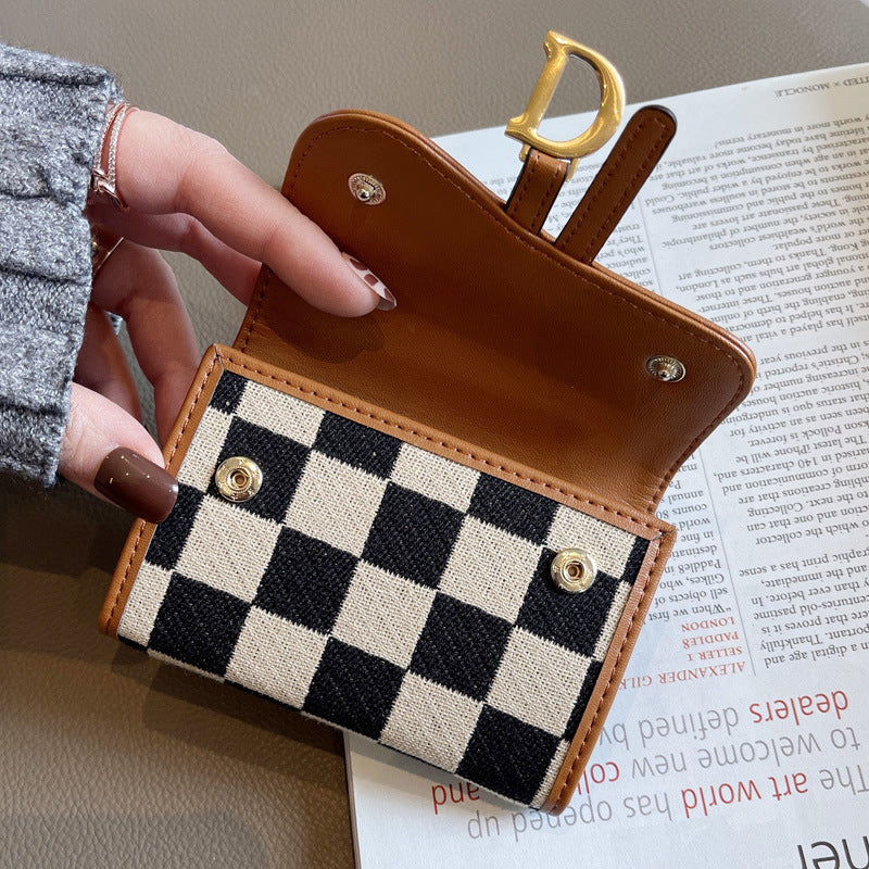 Porte-cartes avec motif en damier et design en forme de lettre D