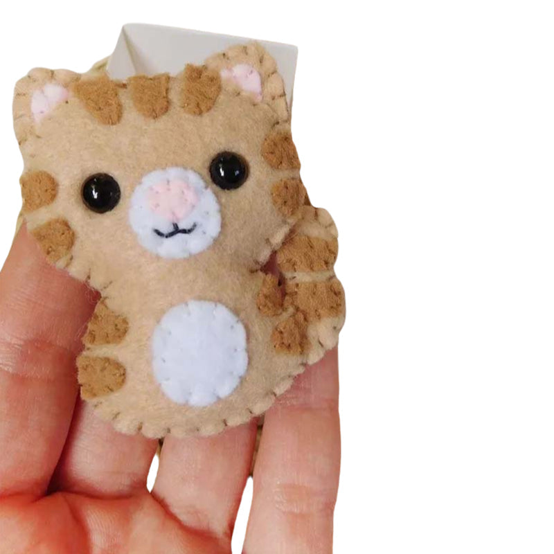 Peluche de chat Tabby en feutre dans une boîte d'allumettes