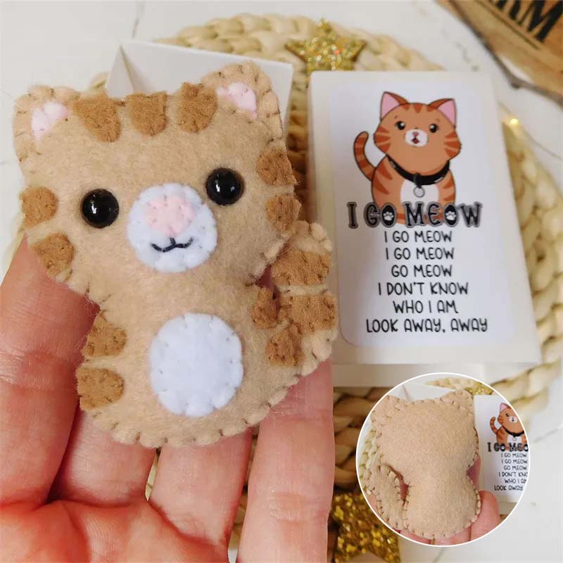 Peluche de chat Tabby en feutre dans une boîte d'allumettes