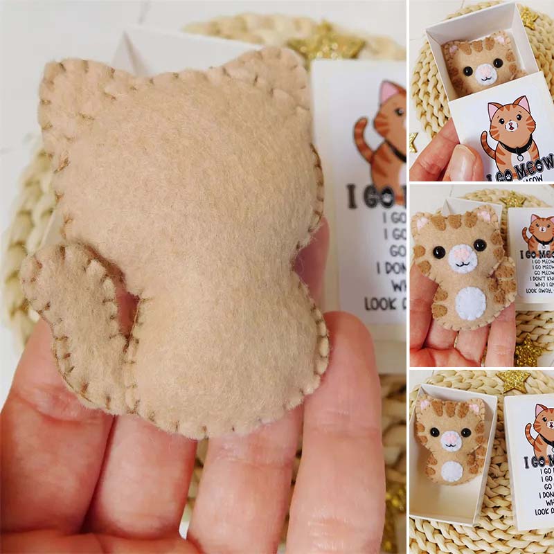 Peluche de chat Tabby en feutre dans une boîte d'allumettes