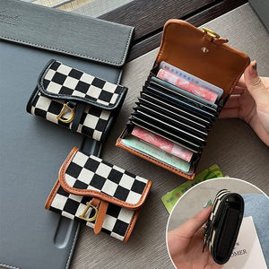 Porte-cartes avec motif en damier et design en forme de lettre D