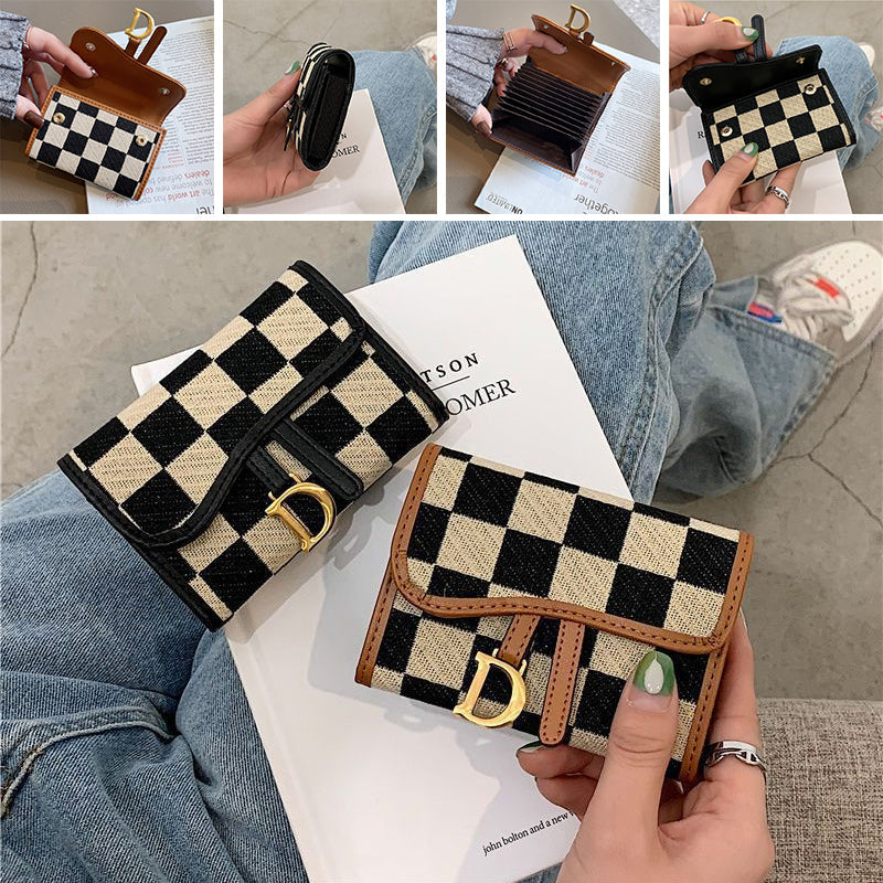 Porte-cartes avec motif en damier et design en forme de lettre D